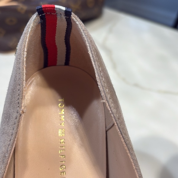 Tommy HilfigerTan Heels with Pointed Toe Design - Picture 4 of 12
